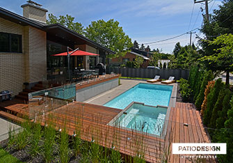 Patio avec piscine creusée par Patio Design inc.