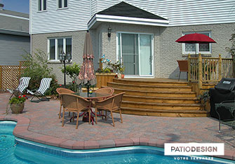 Patio avec piscine creusée par Patio Design inc.