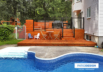 Patio avec piscine creusée par Patio Design inc.