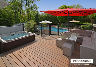 Patio avec piscine creusée par Patio Design inc.