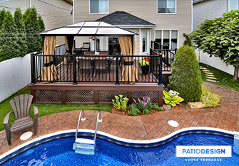 Patio avec piscine creusée par Patio Design inc.