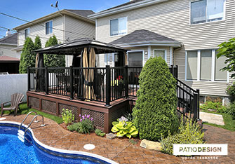 Patio avec piscine creusée par Patio Design inc.