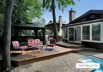 Patio avec piscine creusée par Patio Design inc.