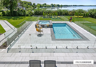 Pavés Rinox Proma XL, Blanc argent avec piscine creusée par Patio Design inc.