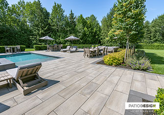 Pavés Rinox Proma XL, Gris ciel avec piscine creusée par Patio Design inc.